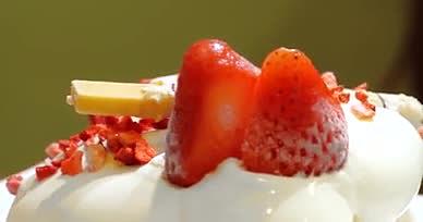 4k冰淇淋甜点雪糕草莓瀑布冰淇淋视频的预览图